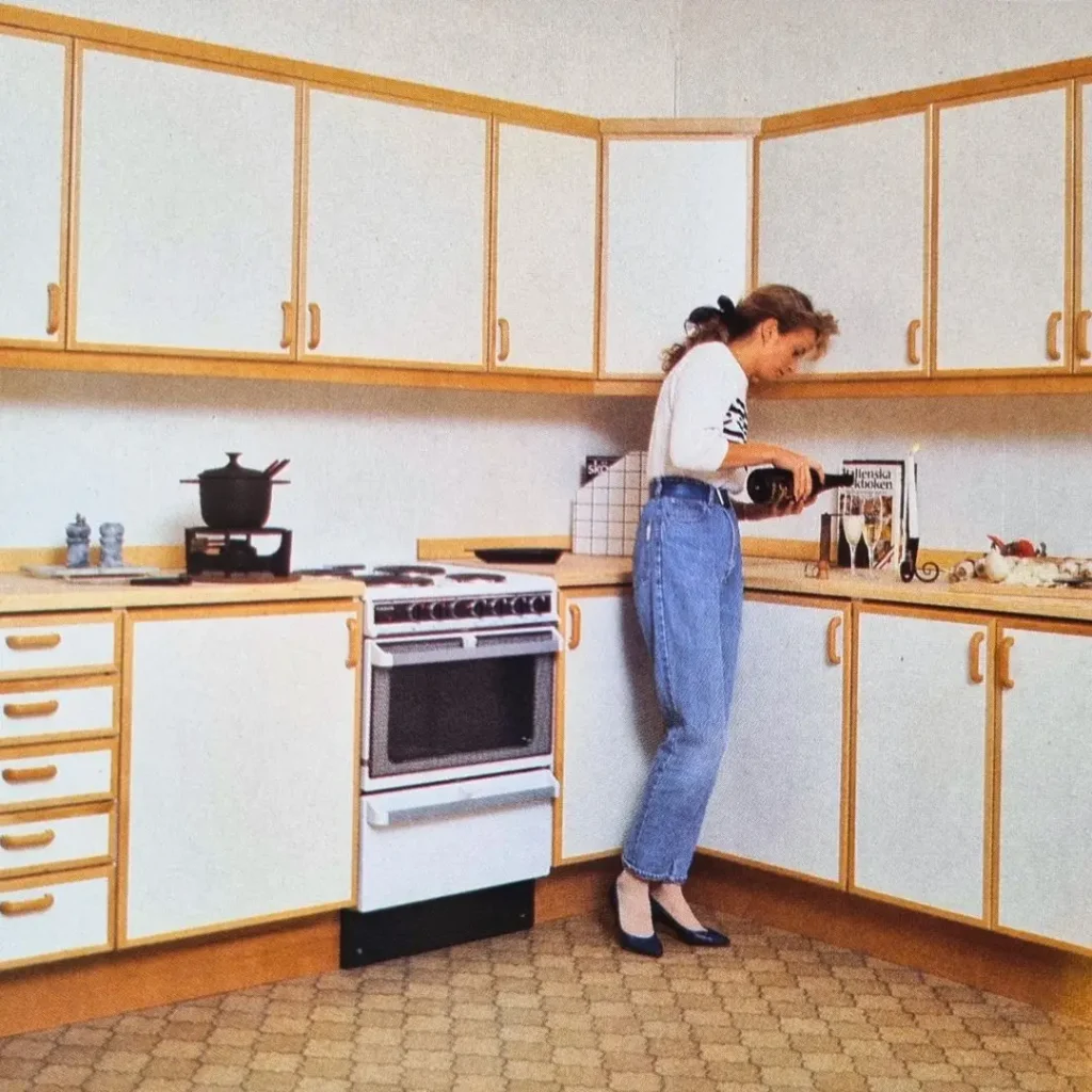 Historisk bild på ett kök från 70-talet, vitt kök med bokram, från Interhem.