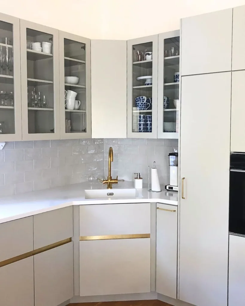 Ljusgrått kök med guldiga detaljer från Interhem